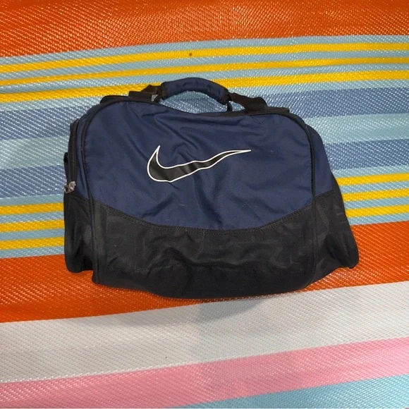 Nike Medium Size Navy Blue Black Duffel Bag with Logo - Picture 2 of 11